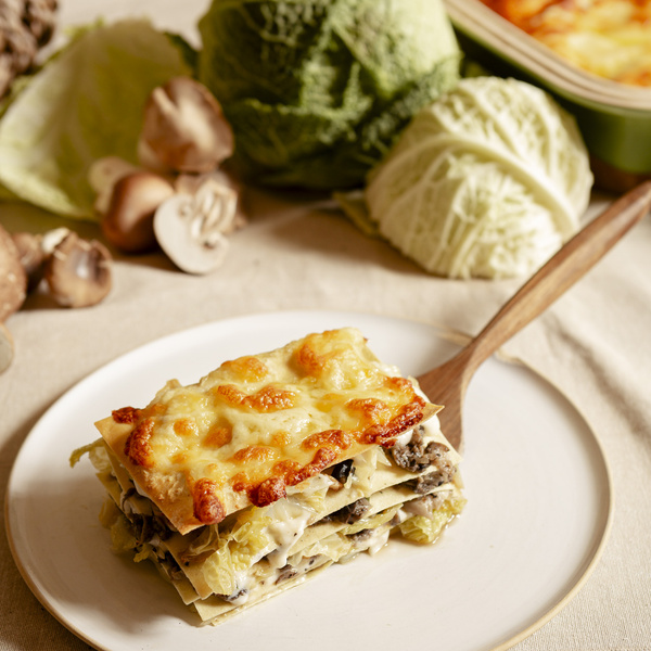 KI generiert: Das Bild zeigt eine Nahaufnahme von frischen Lauchstangen, die mit Wassertropfen bedeckt sind. Die Stängel sind dicht aneinander gereiht und ihre grünen Blätter sind gut sichtbar.