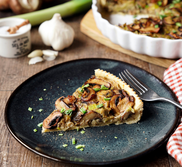 KI generiert: Das Bild zeigt eine Nahaufnahme von frischen Lauchstangen, die mit Wassertropfen bedeckt sind. Die Stängel sind dicht aneinander gereiht und ihre grünen Blätter sind gut sichtbar.