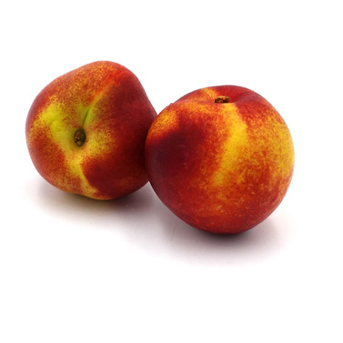 KI generiert: Zwei reife Nektarinen liegen nebeneinander auf weißem Hintergrund.