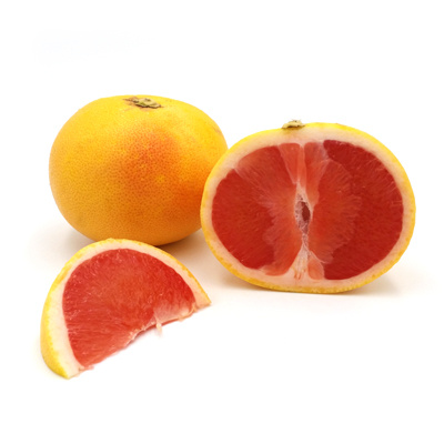 KI generiert: Eine ganze und eine halbierte rote Grapefruit mit einem einzelnen Segment davor.