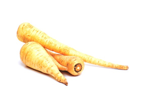 KI generiert: Drei Pastinaken auf weißem Hintergrund.