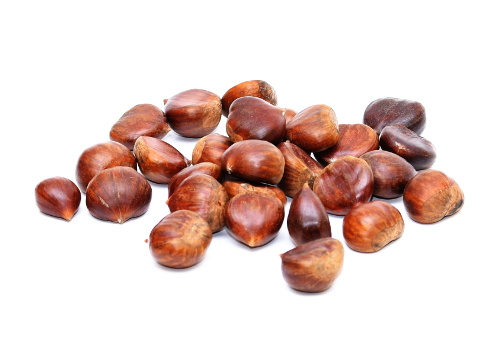 KI generiert: Ein Haufen Kastanien auf weißem Hintergrund.