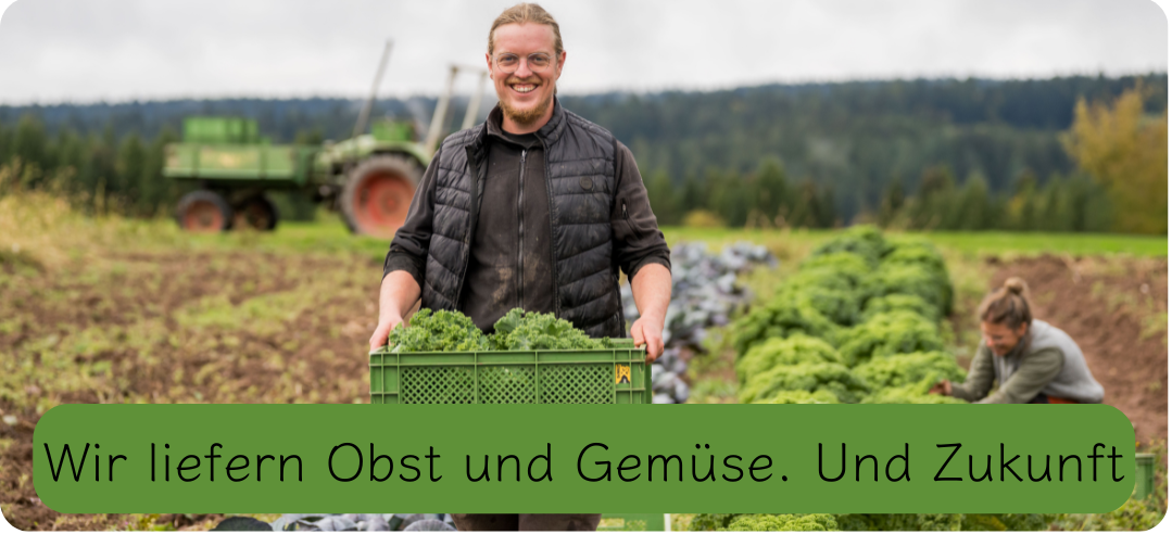 KI generiert: Person auf Feld mit Gemüsekorb; Text: „Wir liefern Obst und Gemüse. Und Zukunft“.
