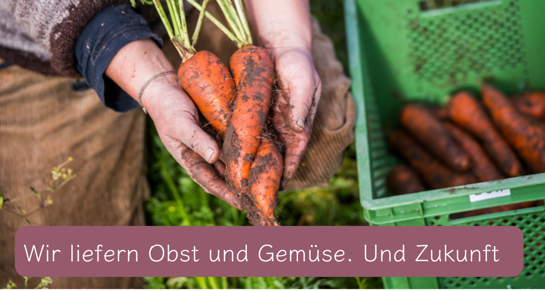 KI generiert: Hände halten Karotten, daneben eine Kiste. Text: "Wir liefern Obst und Gemüse. Und Zukunft."