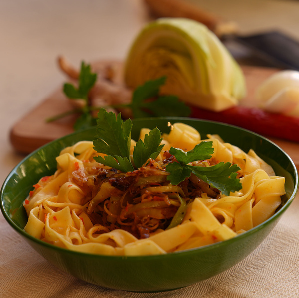 KI generiert: Das Bild zeigt eine Nahaufnahme von frischen Lauchstangen, die mit Wassertropfen bedeckt sind. Die Stängel sind dicht aneinander gereiht und ihre grünen Blätter sind gut sichtbar.