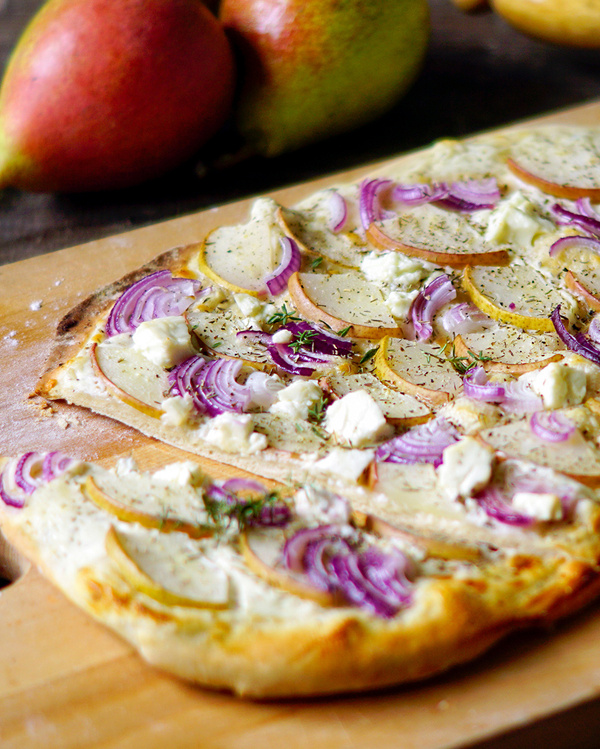 KI generiert: Das Bild zeigt eine Nahaufnahme von frischen Lauchstangen, die mit Wassertropfen bedeckt sind. Die Stängel sind dicht aneinander gereiht und ihre grünen Blätter sind gut sichtbar.