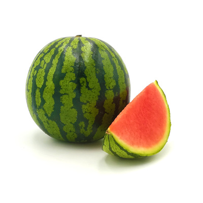 KI generiert: Eine ganze Wassermelone und ein aufgeschnittenes Stück Wassermelone auf weißem Hintergrund.